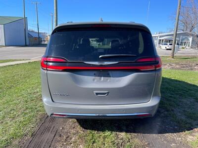 2022 Chrysler Pacifica Touring L   - Photo 7 - Rushville, IN 46173