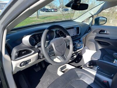 2022 Chrysler Pacifica Touring L   - Photo 10 - Rushville, IN 46173