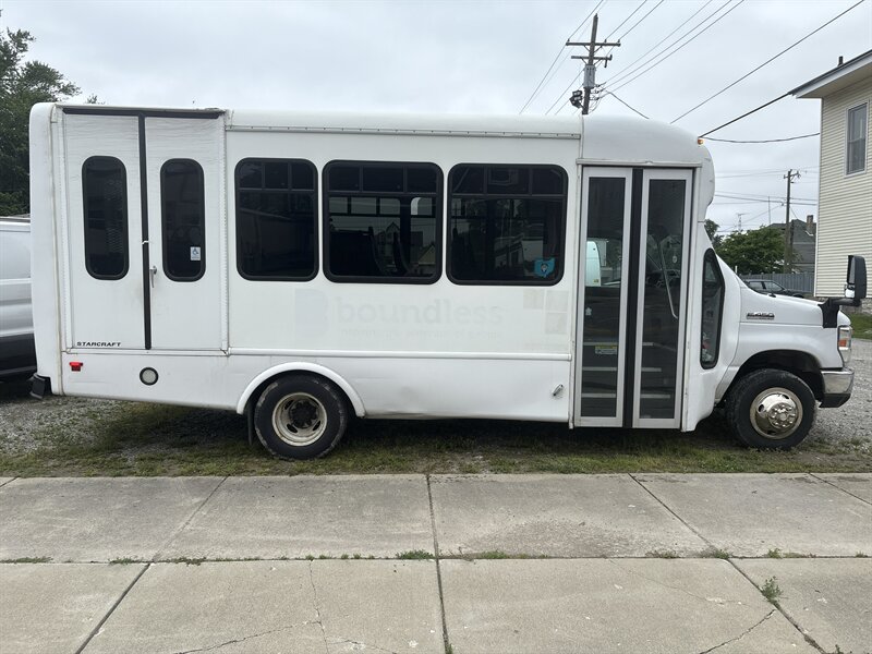 2017 Ford E-Series DRW E-450 Super Duty 158 in WB's photo