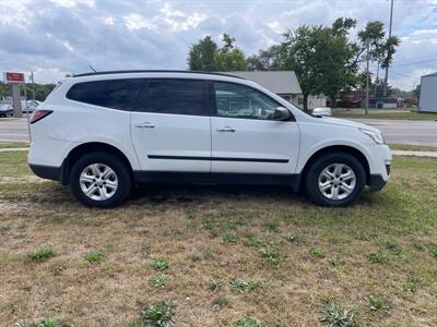 2017 Chevrolet Traverse LS   - Photo 5 - Rushville, IN 46173