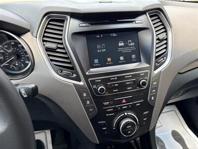 2017 Hyundai SANTA FE SE   - Photo 13 - Rushville, IN 46173