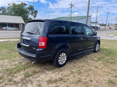 2008 Chrysler Town and Country LX   - Photo 6 - Rushville, IN 46173