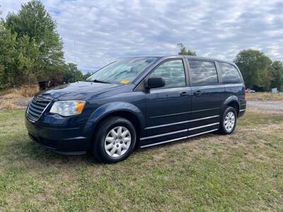 2008 Chrysler Town and Country LX   - Photo 2 - Rushville, IN 46173