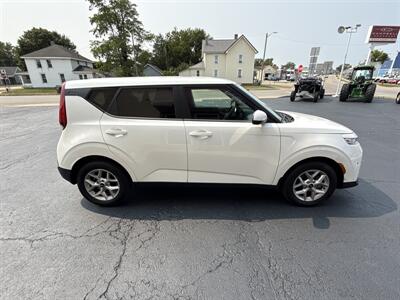 2022 Kia Soul LX   - Photo 5 - Rushville, IN 46173
