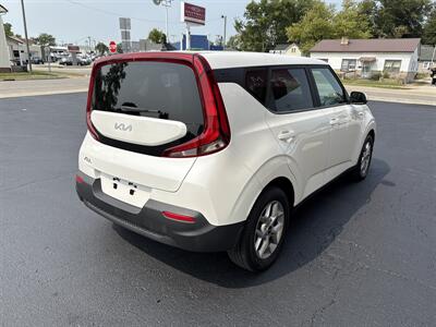 2022 Kia Soul LX   - Photo 6 - Rushville, IN 46173
