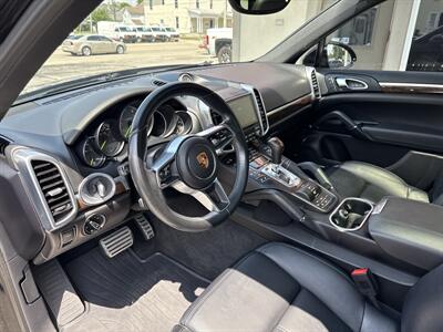 2017 Porsche Cayenne S E-Hybrid   - Photo 10 - Rushville, IN 46173