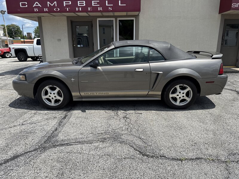 2002 Ford Mustang Deluxe - Photo 1 - Rushville, IN 46173