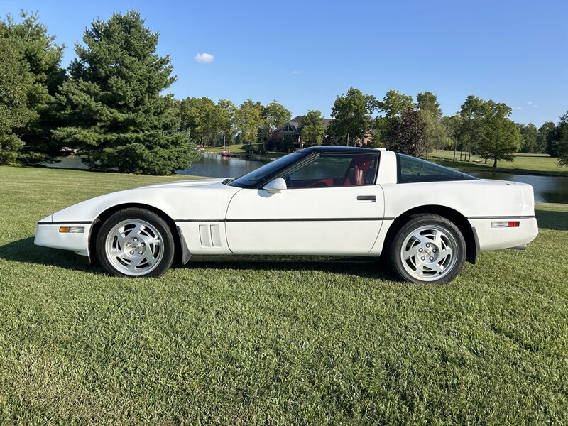 1990 Chevrolet Corvette   - Photo 1 - Rushville, IN 46173