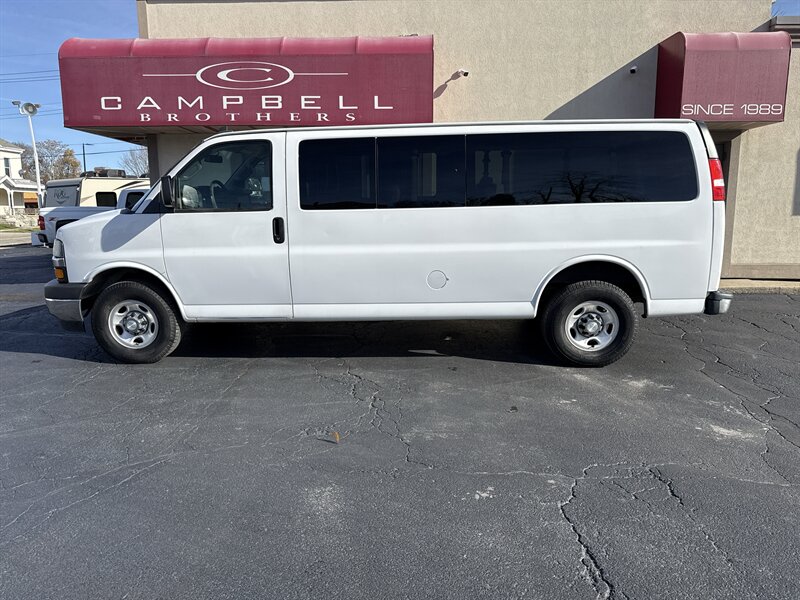 2018 Chevrolet Express Passenger LT's photo