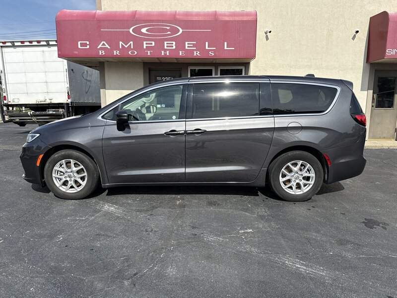 2023 Chrysler Pacifica Touring L's photo