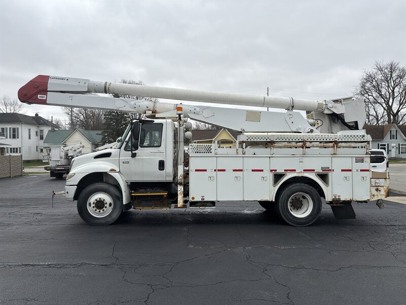 2005 International DuraStar 4400 Bucket Truck   - Photo 1 - Rushville, IN 46173