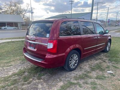 2014 Chrysler Town and Country Touring-L   - Photo 6 - Rushville, IN 46173