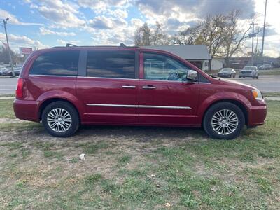 2014 Chrysler Town and Country Touring-L   - Photo 5 - Rushville, IN 46173