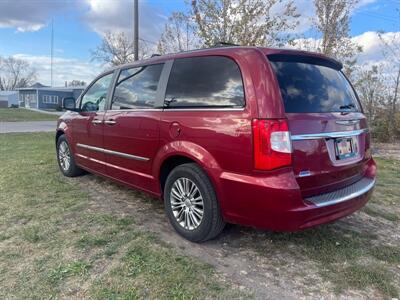 2014 Chrysler Town and Country Touring-L   - Photo 8 - Rushville, IN 46173