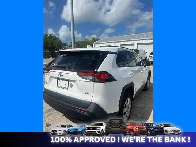 2021 Toyota RAV4 LE - Photo 5 - Naples, FL 34112