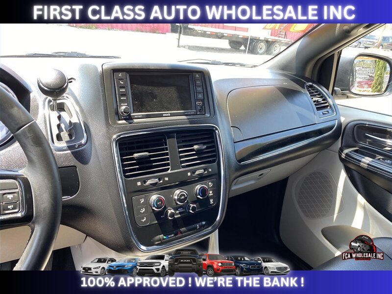2019 Dodge Grand Caravan SXT - Photo 14 - Naples, FL 34112