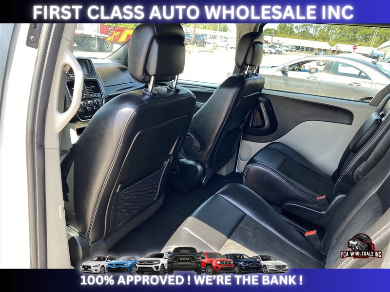 2019 Dodge Grand Caravan SXT - Photo 8 - Naples, FL 34112