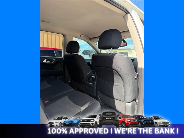 2017 Nissan Pathfinder SV   - Photo 8 - Naples, FL 34112