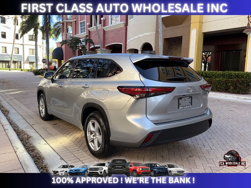 2022 Toyota Highlander L   - Photo 4 - Naples, FL 34112