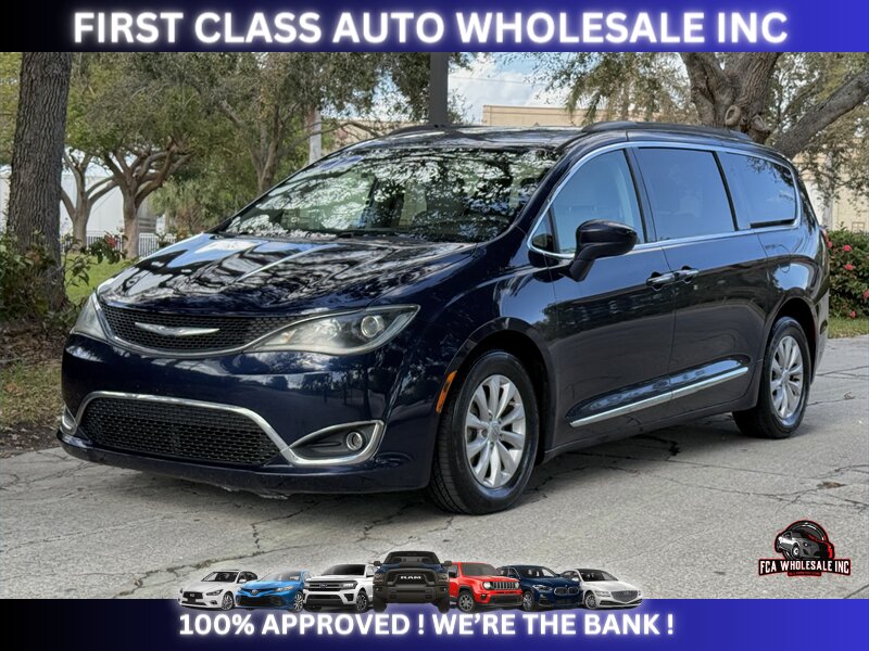 2017 Chrysler Pacifica Touring-L   - Photo 10 - Naples, FL 34112