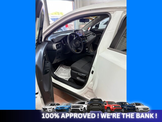 2021 Toyota C-HR LE - Photo 3 - Naples, FL 34112