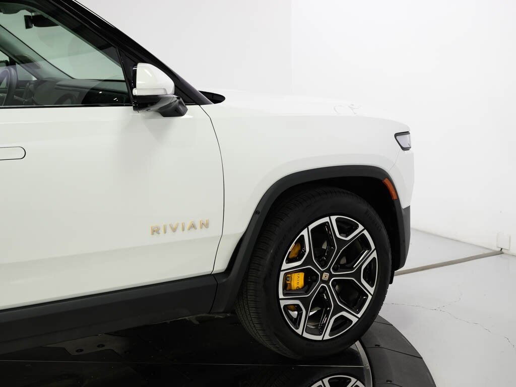 2023 Rivian R1S Launch Edition Quad Motor AWD Large Pack Battery - Photo 17 - Sarasota, FL 34243