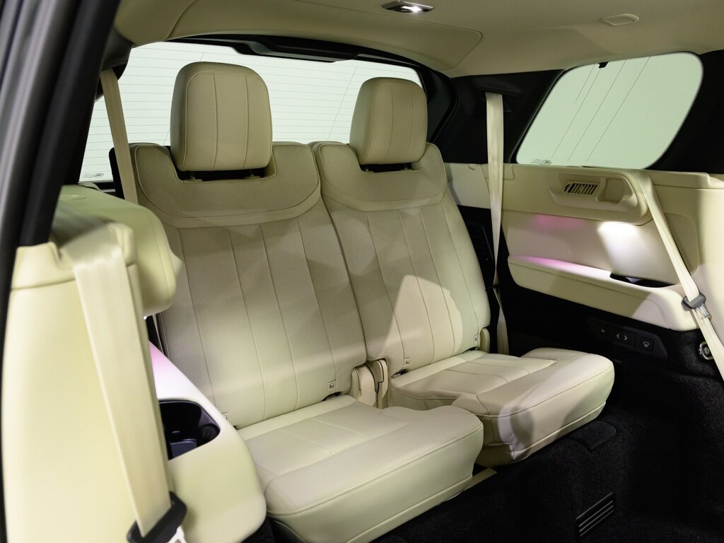 2025 Land Rover Range Rover P400 SE LWB 7 Passenger 22 " Gloss Black Wheels - Photo 47 - Sarasota, FL 34243