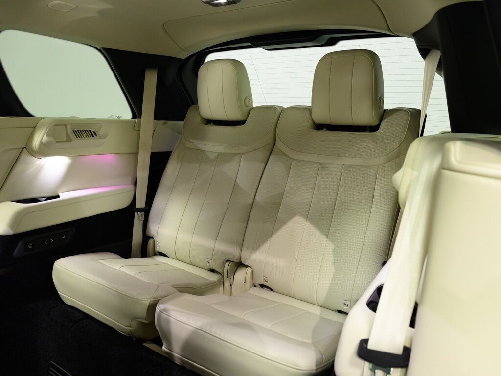 2025 Land Rover Range Rover P400 SE LWB 7 Passenger 22 " Gloss Black Wheels - Photo 49 - Sarasota, FL 34243