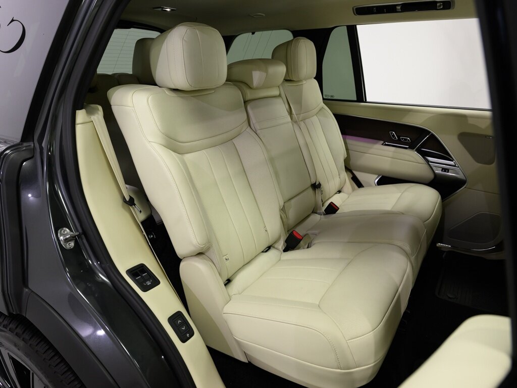2025 Land Rover Range Rover P400 SE LWB 7 Passenger 22 " Gloss Black Wheels - Photo 44 - Sarasota, FL 34243