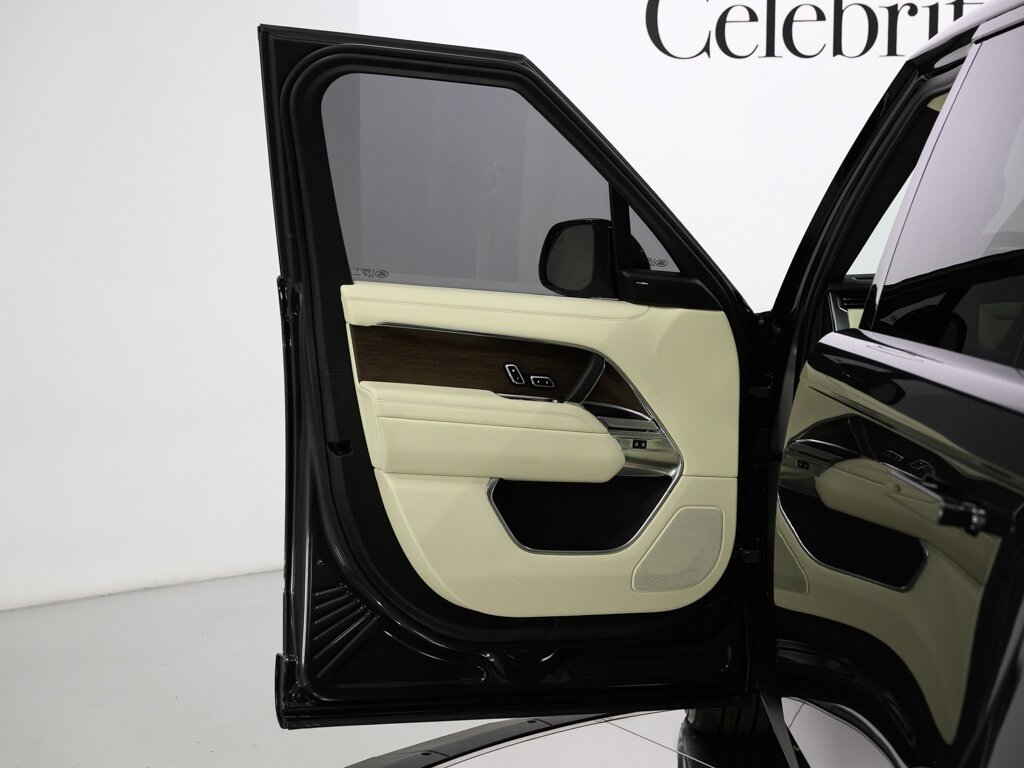 2025 Land Rover Range Rover P400 SE LWB 7 Passenger 22 " Gloss Black Wheels - Photo 38 - Sarasota, FL 34243