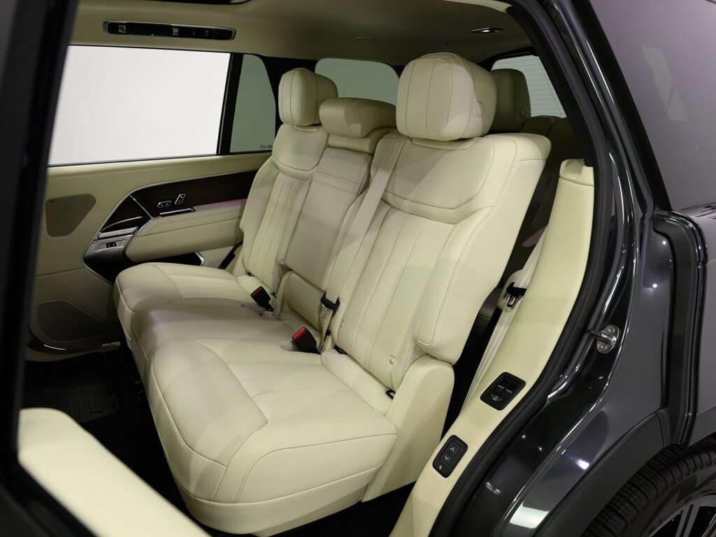 2025 Land Rover Range Rover P400 SE LWB 7 Passenger 22 " Gloss Black Wheels - Photo 46 - Sarasota, FL 34243