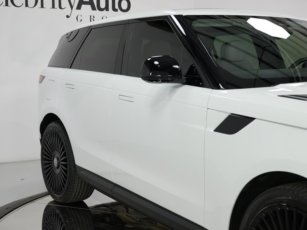 2024 Land Rover Range Rover Sport SE Deployable Side Steps   - Photo 15 - Sarasota, FL 34243