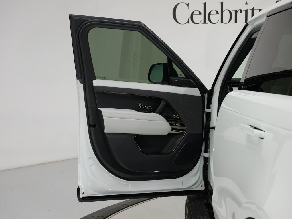 2024 Land Rover Range Rover Sport SE Deployable Side Steps   - Photo 39 - Sarasota, FL 34243