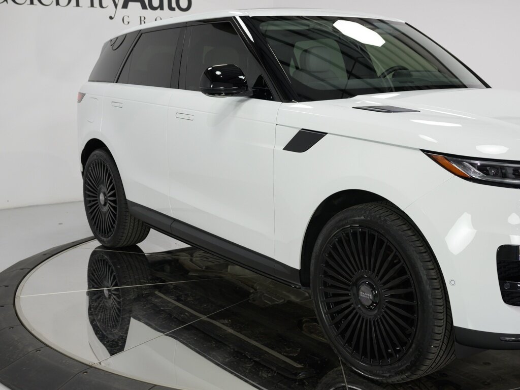 2024 Land Rover Range Rover Sport SE Deployable Side Steps   - Photo 13 - Sarasota, FL 34243