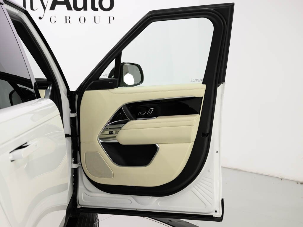 2023 Land Rover Range Rover SE photo 37