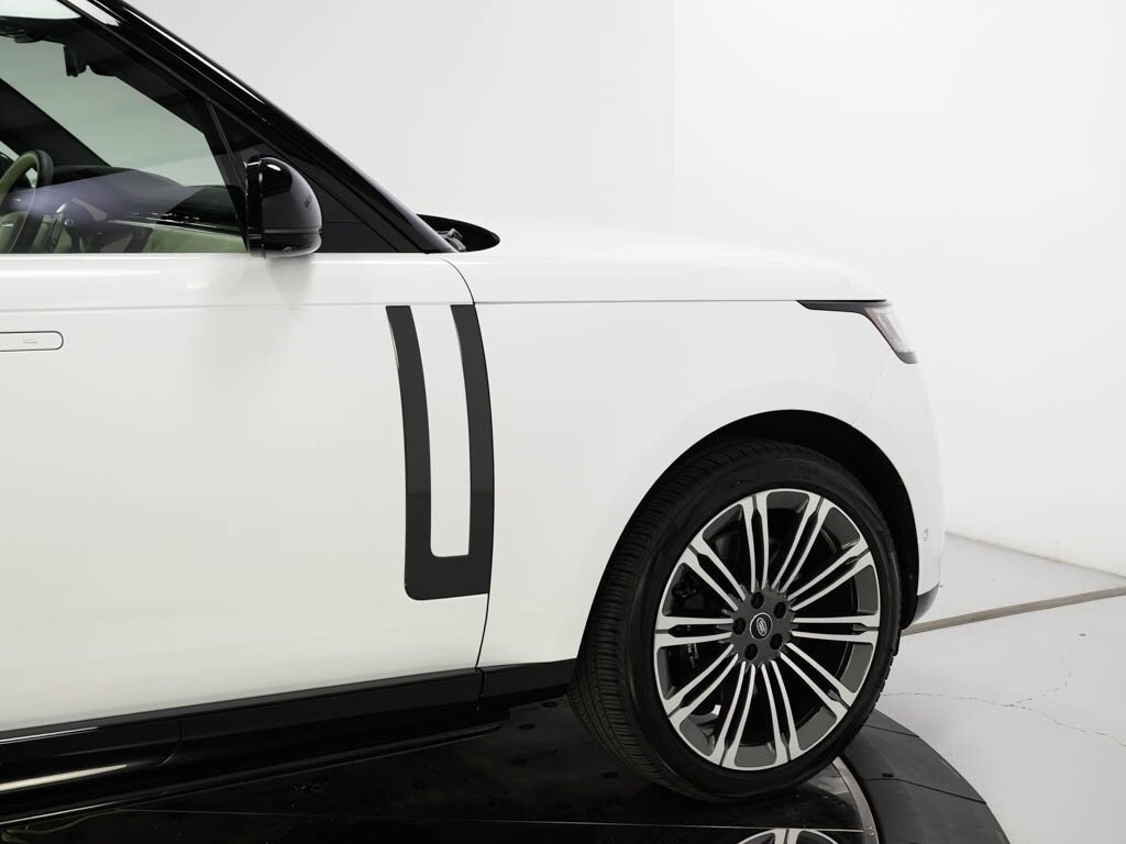 2023 Land Rover Range Rover SE photo 13