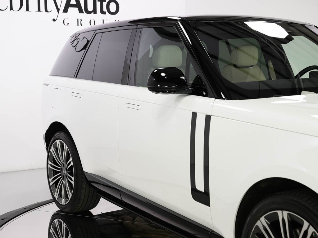 2023 Land Rover Range Rover SE photo 11