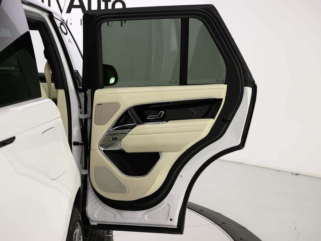 2023 Land Rover Range Rover SE photo 38