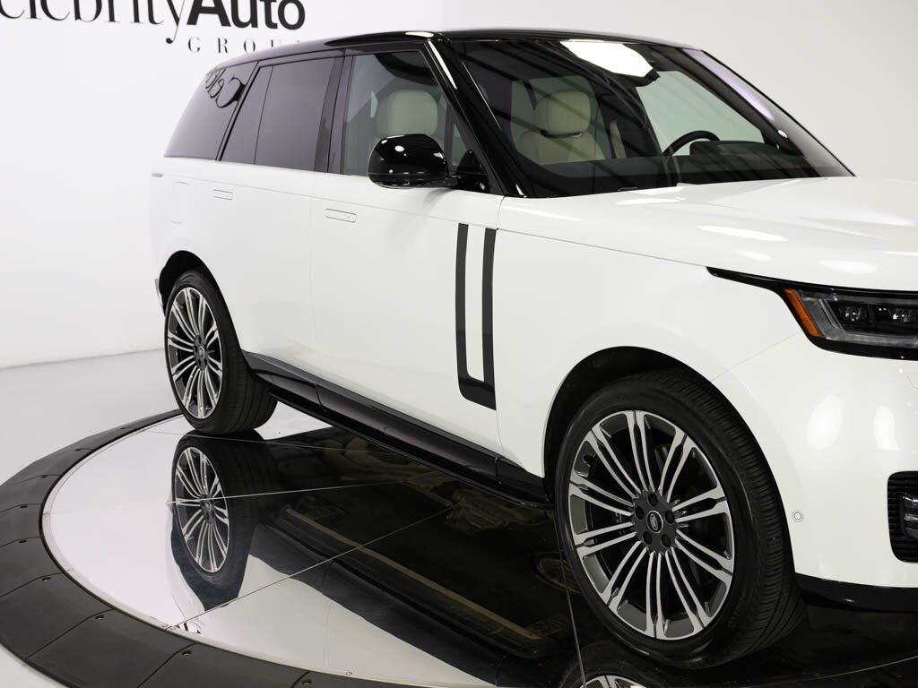 2023 Land Rover Range Rover SE photo 9