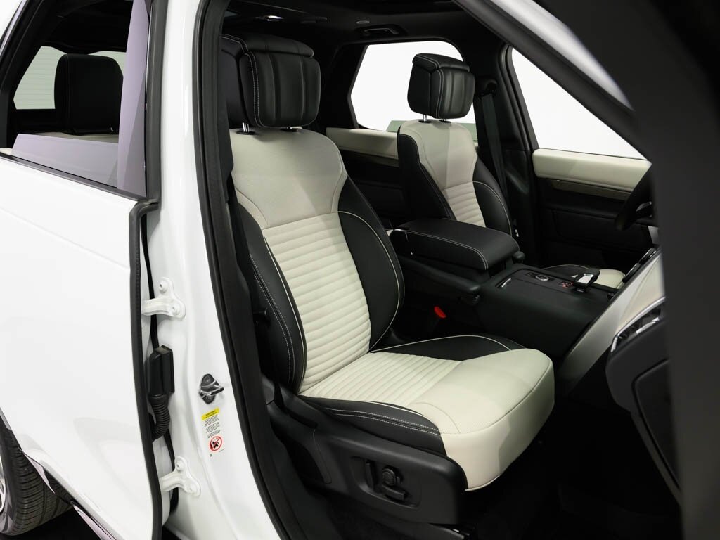 2024 Land Rover Discovery P360 Metropolitan Edition $82K MSRP   - Photo 43 - Sarasota, FL 34243
