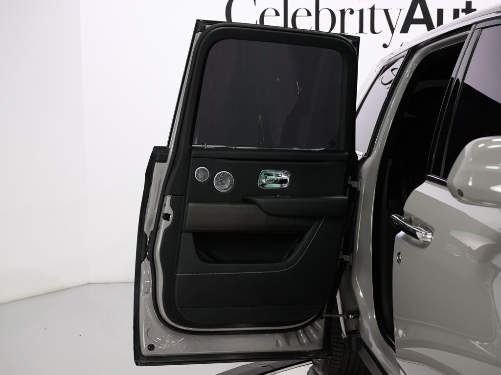 2021 Rolls-Royce Cullinan $389K MSRP Rear Theatre Configuration   - Photo 40 - Sarasota, FL 34243