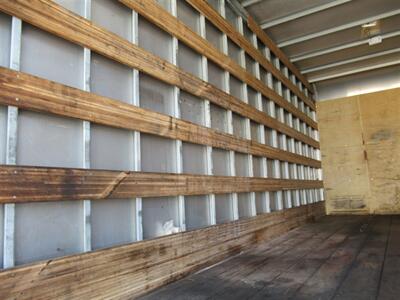 2019 Isuzu NRR Box Truck  20 Ft - Photo 11 - La Puente, CA 91744
