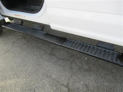 2022 Ford F-550 Super Duty Chassis XL Crew Cab 203 DRW RWD  StakeBed 12 Ft - Photo 17 - La Puente, CA 91744