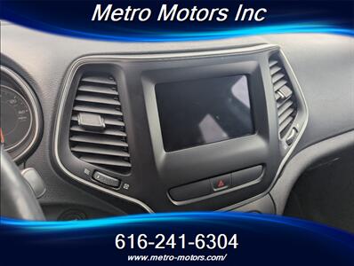 2019 Jeep Cherokee Latitude Plus   - Photo 17 - Grand Rapids, MI 49548