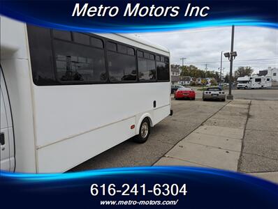 2012 FORD E450 GLAVAL UNIVERSAL 12 PASSENGER   - Photo 1 - Grand Rapids, MI 49548