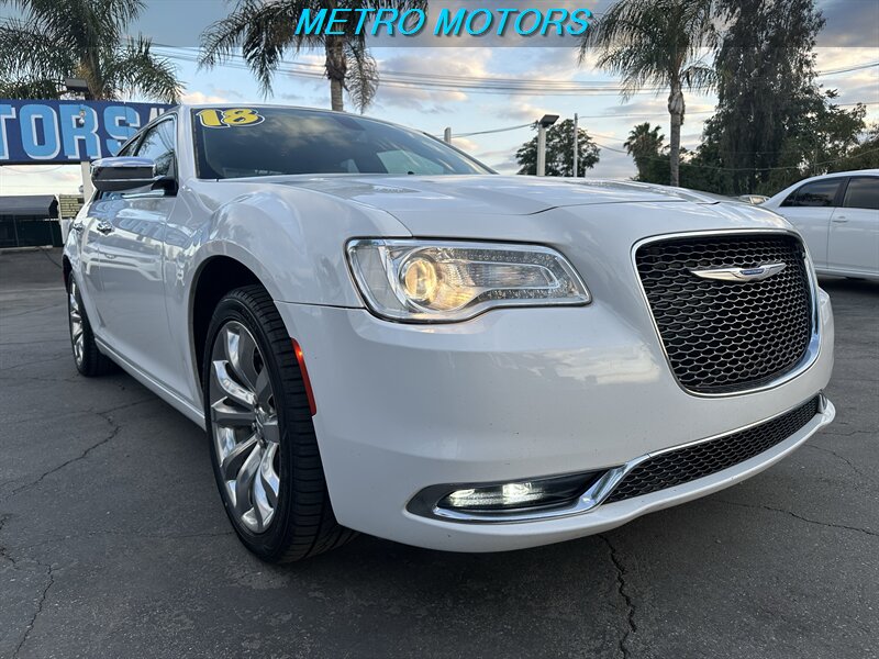 2018 Chrysler 300 Limited's photo