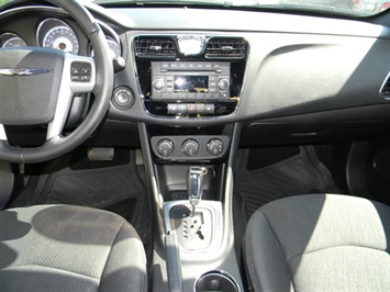 2012 Chrysler 200 Touring   - Photo 10 - Elgin, IL 60120