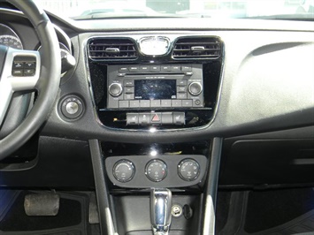 2012 Chrysler 200 Touring   - Photo 9 - Elgin, IL 60120