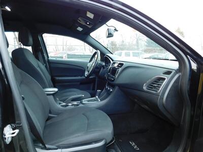 2013 Chrysler 200 Touring   - Photo 13 - Elgin, IL 60120