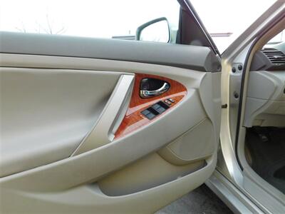 2010 Toyota Camry XLE   - Photo 9 - Elgin, IL 60120